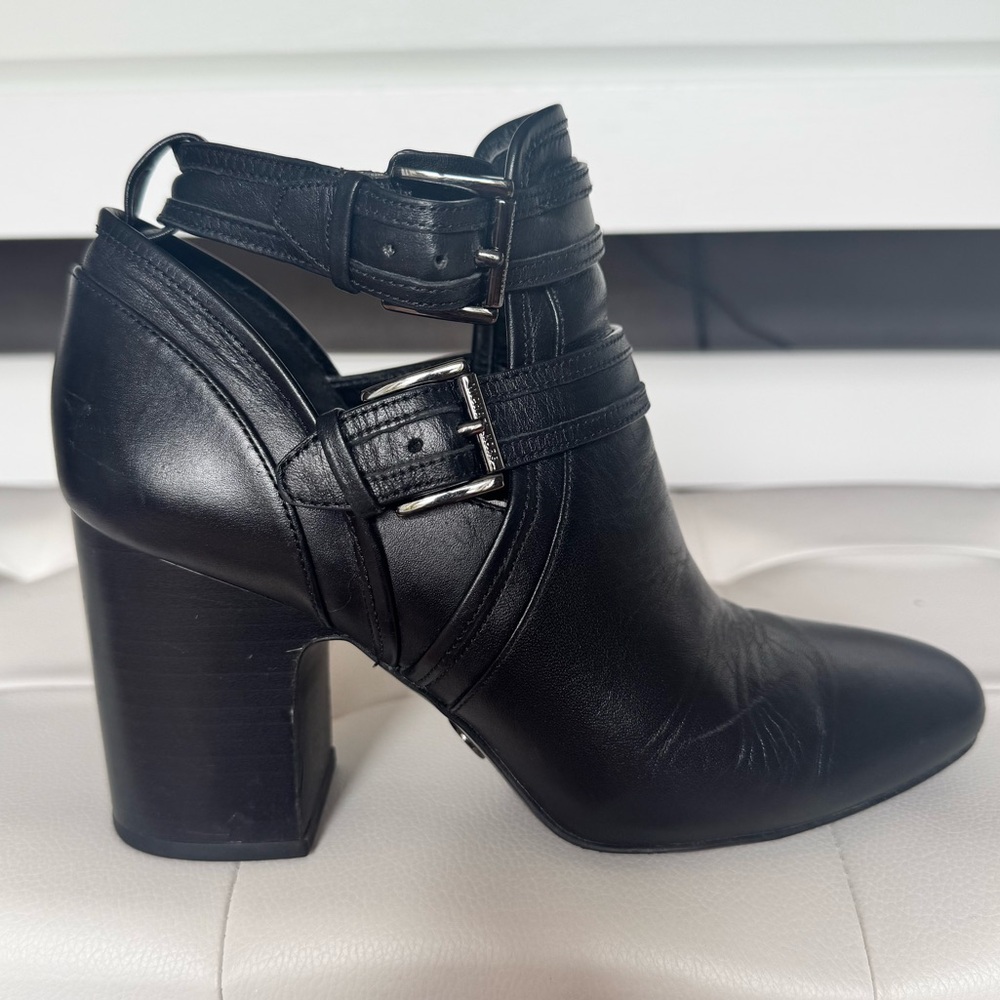 Michael Kors Blaze Buckle Strap Black Leather Cutout Ankle Booties Size 7